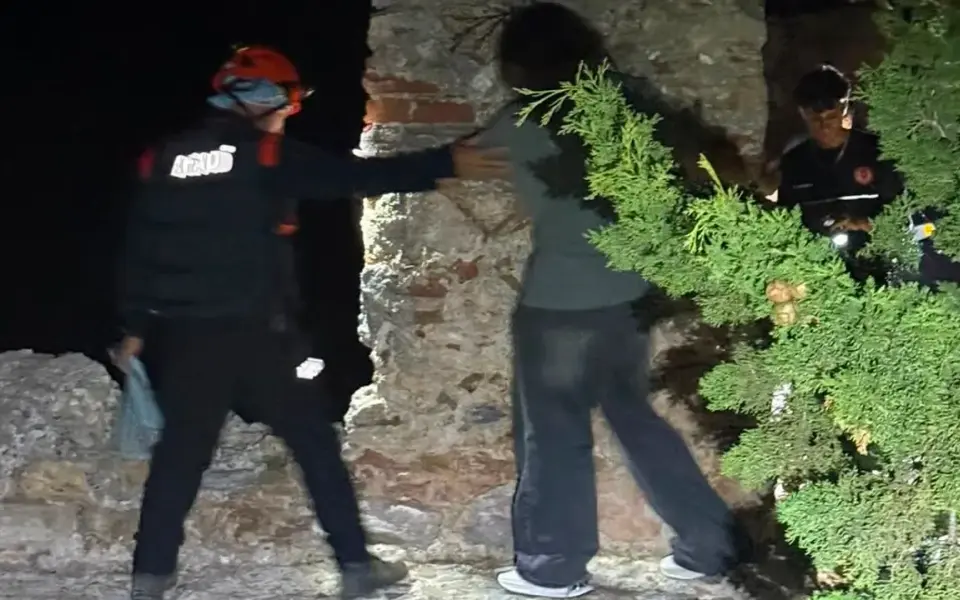 Alanya Kalesi surlarında mahsur kalan üç turist güvenle kurtarıldı