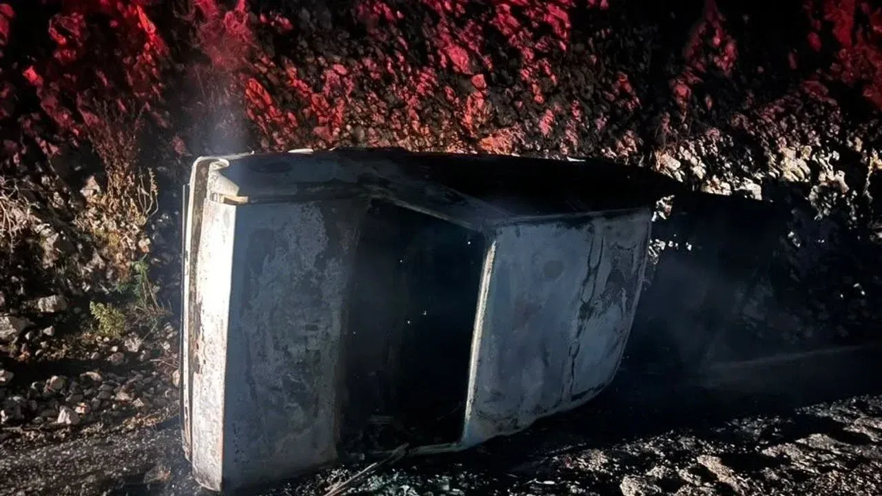 Finike'de kontrolden çıkıp devrilen aracın sürücüsü hayatını kaybetti