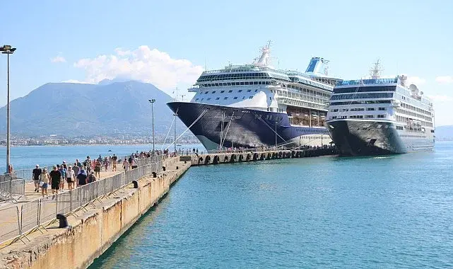 Alanya'ya 2 kruvaziyerle 2 bin 400 turist geldi