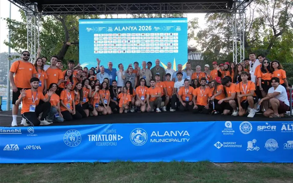 Alanya'da iki günlük triatlon mücadelesi ödül töreniyle sona erdi